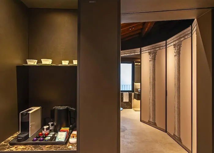 Hotel Domus Teatro Di Pompeo 4*
