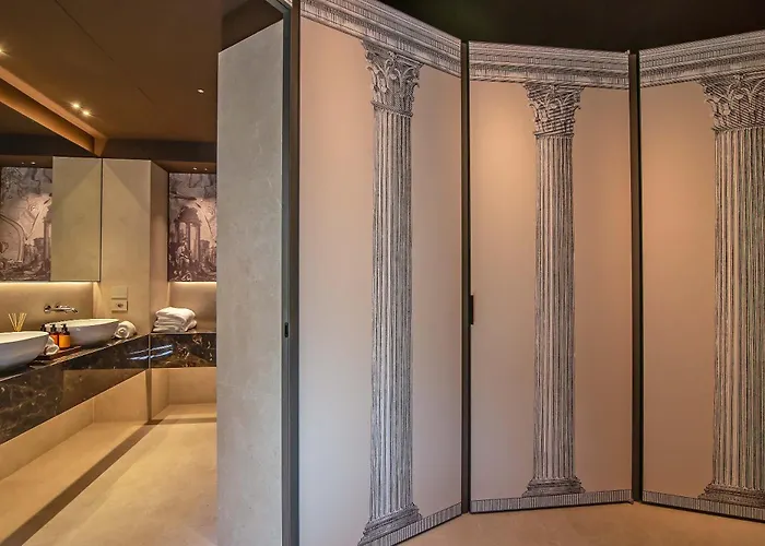Domus Teatro Di Pompeo Hotel 4*